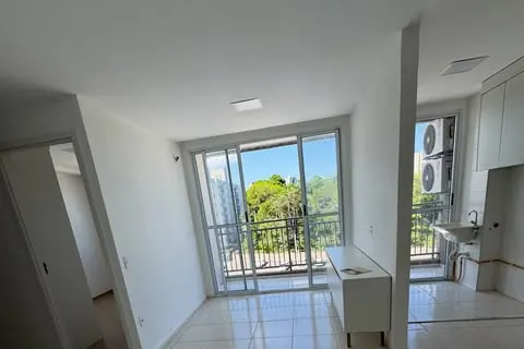 Varanda de apartamento com vista para área verde em Manaus