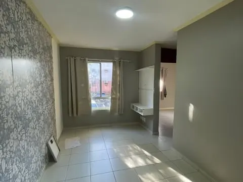 Interior de apartamento vazio em Manaus, com janela para varanda