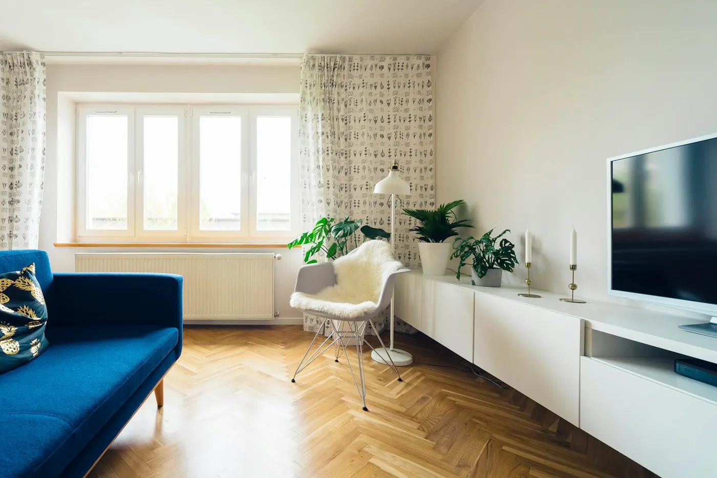 Sala de estar de apartamento com luz natural