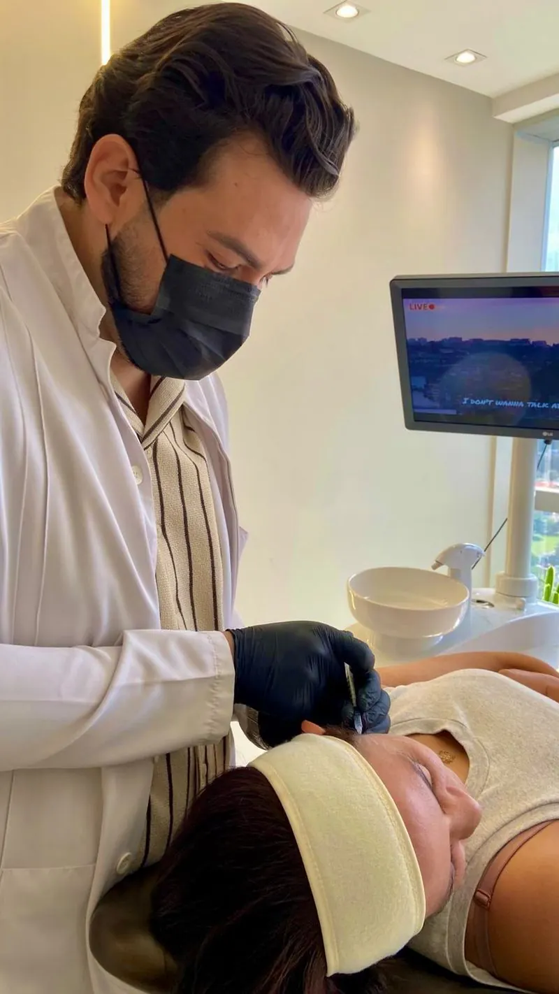 Dr. Marco Antônio atendendo uma paciente no consultório