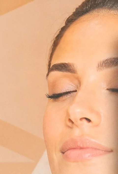 Rosto feminino relaxado, de olhos fechados
