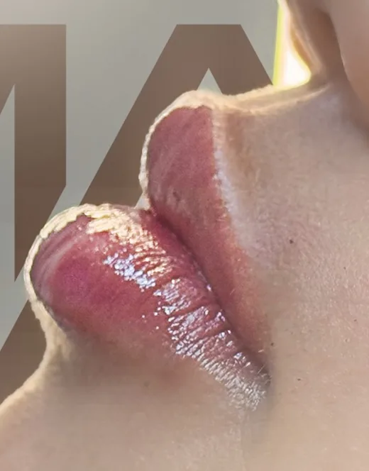 Lábios com preenchimento natural, de perfil