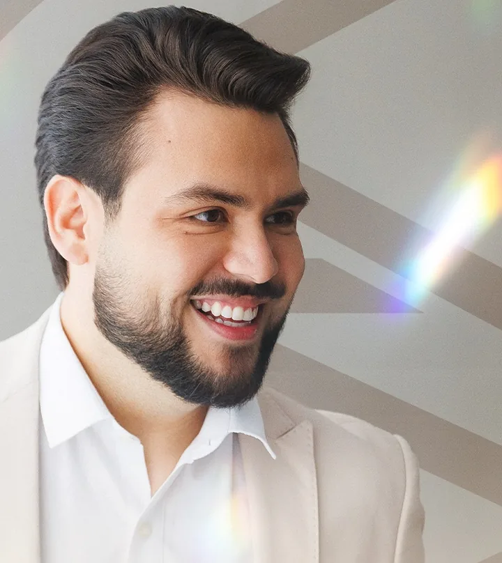 Dr. Marco Antônio sorrindo, de terno claro