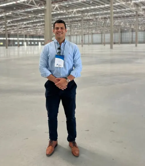 Consultor da Galpão Manaus dentro de um galpão vazio durante uma visita técnica