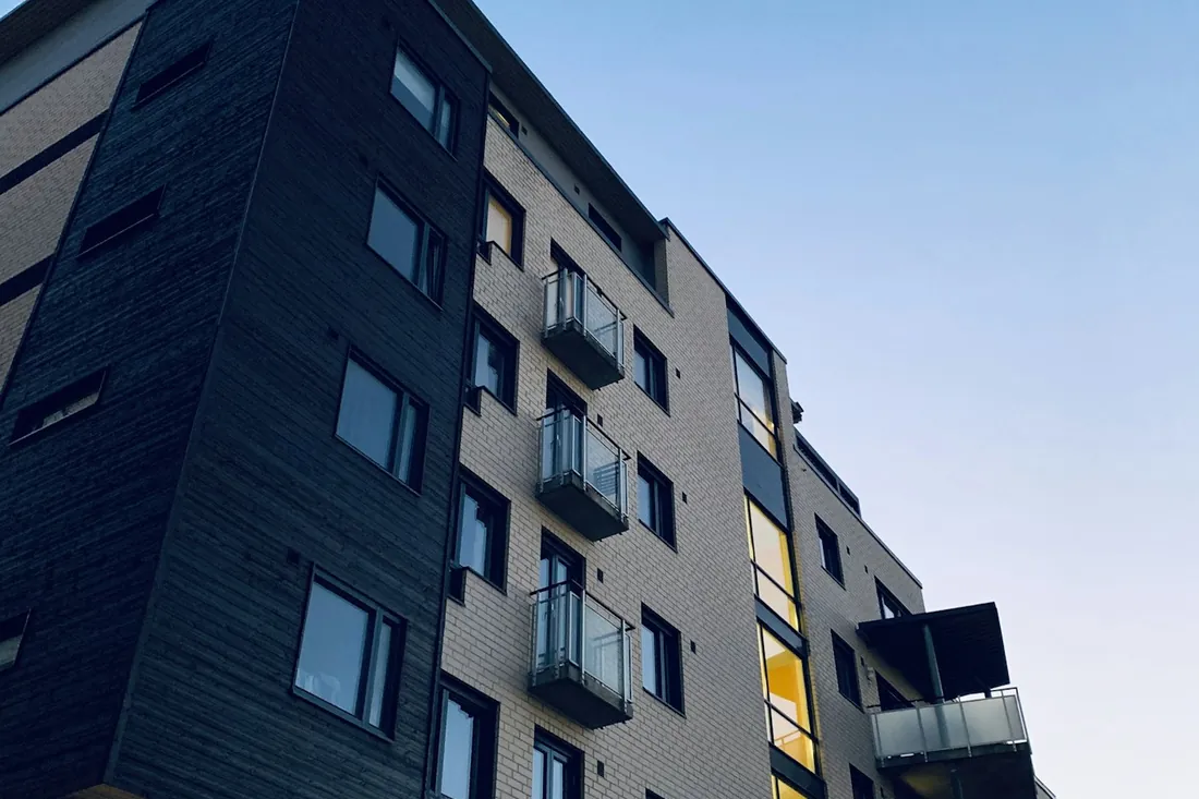 Fachada de edifício residencial, ilustrativa do padrão de apartamento de alto padrão