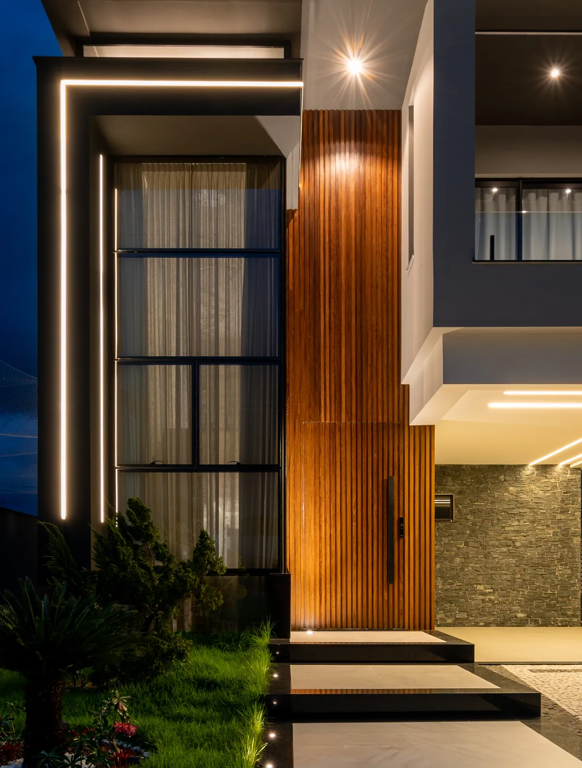 Residência K|E: acesso principal com Bianco Covelano e granito São Gabriel