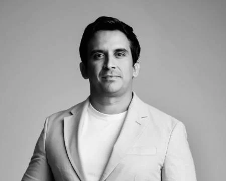 Irlan Oliveira, arquiteto e urbanista, em retrato preto e branco
