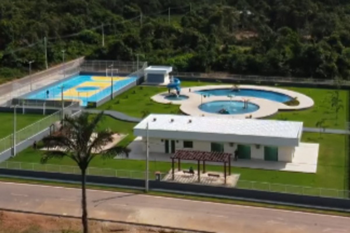 Pista poliesportiva e piscinas do Maiapolis, empreendimento da Kardex em Iranduba