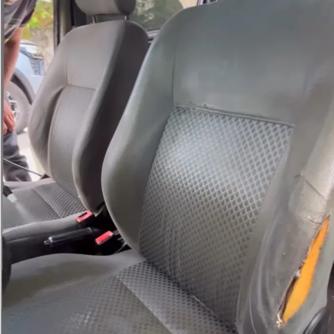 O mesmo banco de carro sujo e manchado, antes da limpeza