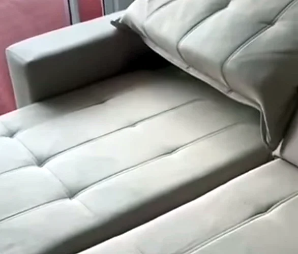 Foto de um sofá de três lugares mandada pelo cliente