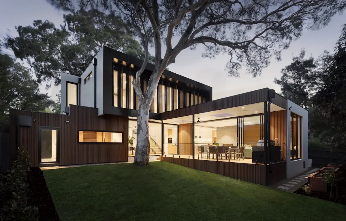Casa moderna com iluminação noturna e área externa, imagem ilustrativa