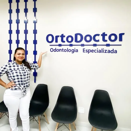 Atendente na recepção da OrtoDoctor