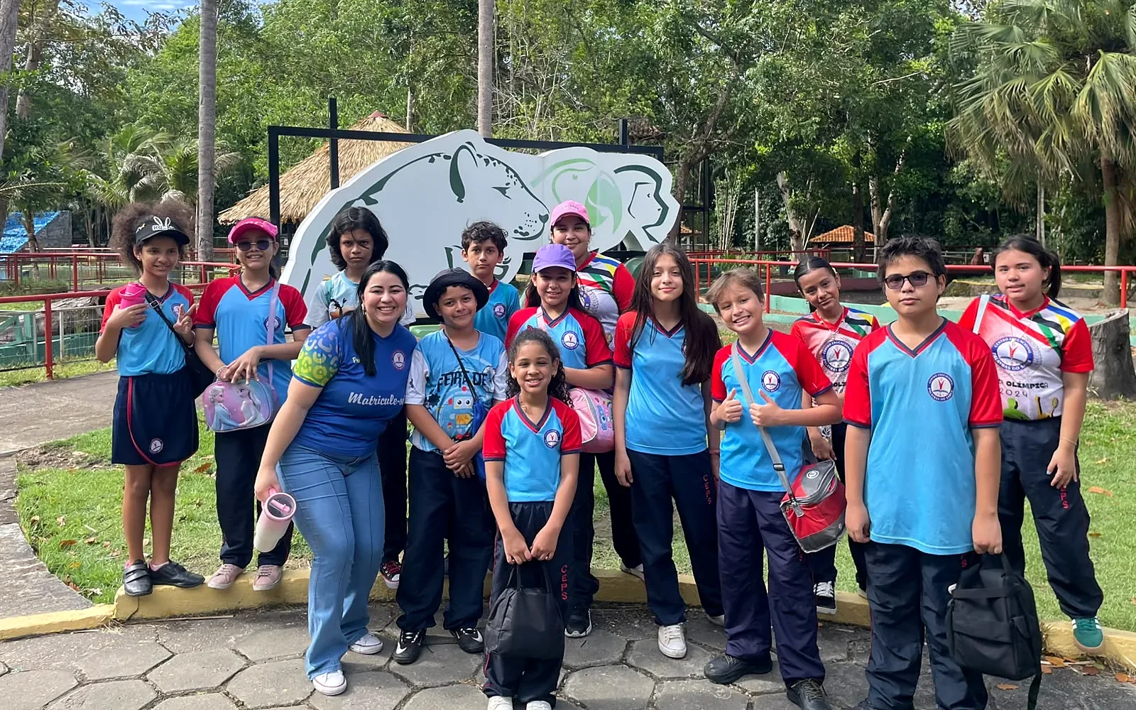 Turma do Fundamental e professora em passeio ao Bosque da Ciência, em Manaus
