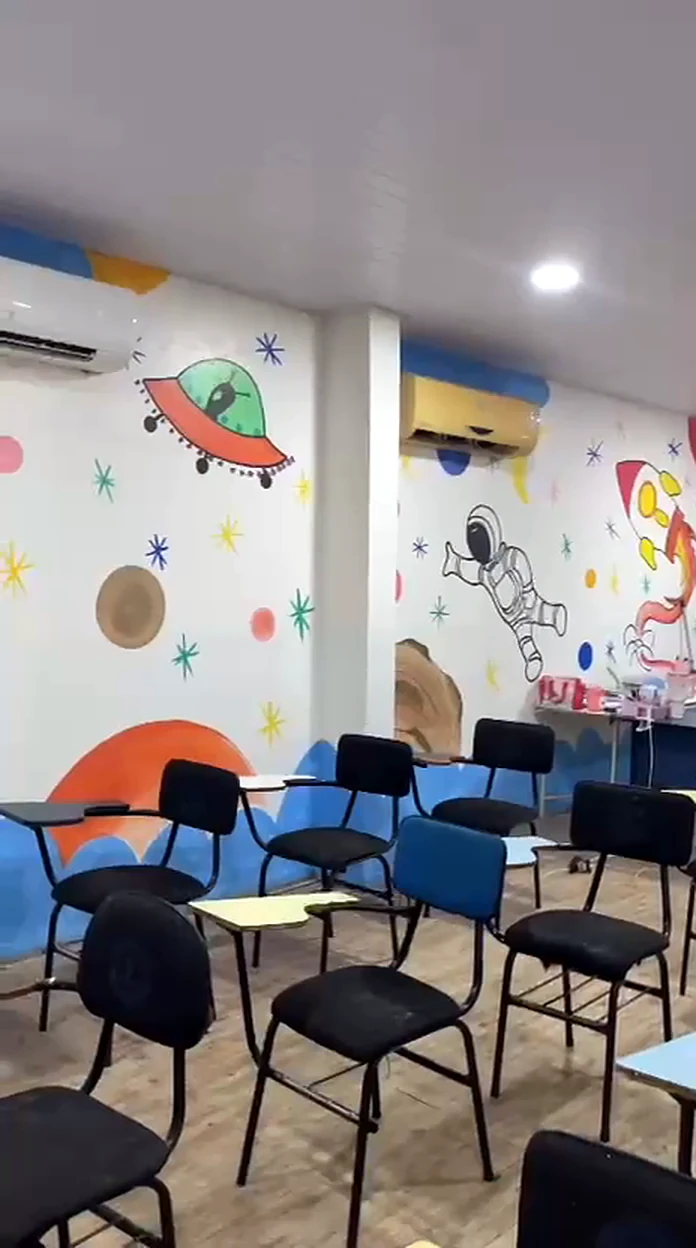 Mural temático do espaço pintado na parede da sala de aula