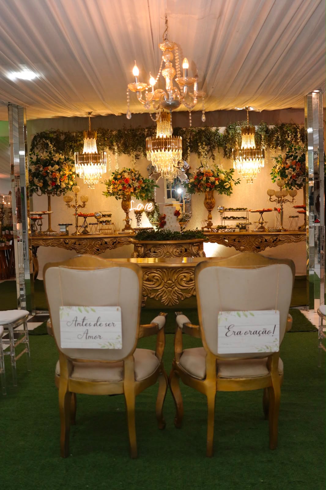 Cadeiras douradas dos noivos diante do altar, sob os lustres do salão do Rosa Buffet